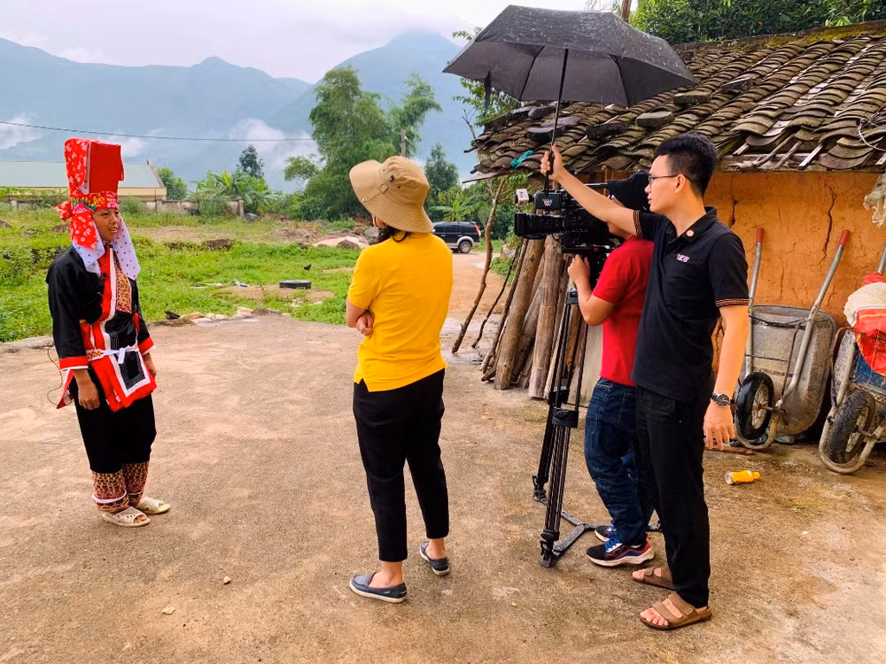 Phóng viên VTV5 tác nghiệp tại hiện trường.