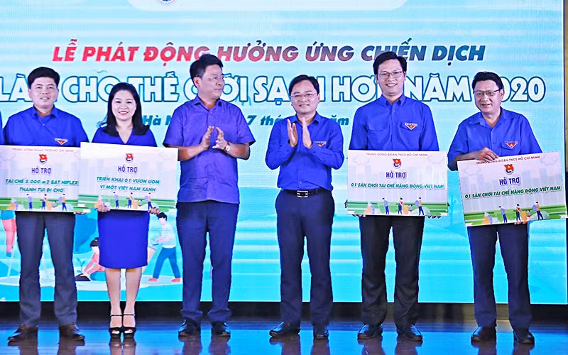 Đồng chí Nguyễn Anh Tuấn, Bí thư Thường trực T.Ư Đoàn, Chủ tịch T.Ư Hội LHTN Việt Nam (thứ ba từ phải sang) và đại diện các bộ, ngành trao tượng trưng hỗ trợ các tỉnh, thành đoàn triển khai các công trình, mô hình hưởng ứng Chiến dịch "Làm cho thế giới sạch hơn".