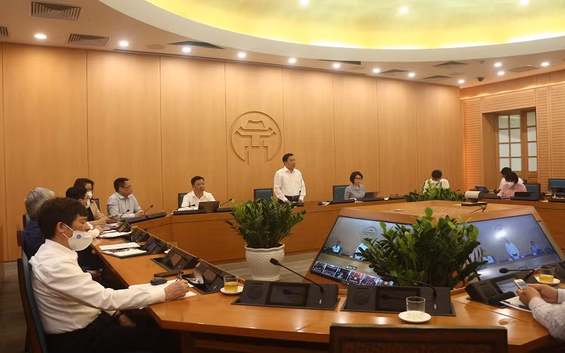 Các đại biểu tham dự giao ban trực tuyến tại điểm cầu trụ sở UBND thành phố Hà Nội.