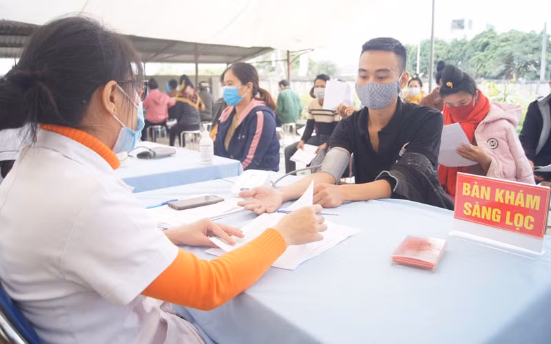 Cán bộ y tế khám sàng lọc trước tiêm cho người dân xã Xa Dung, huyện Điện Biên Đông, tỉnh Điện Biên.