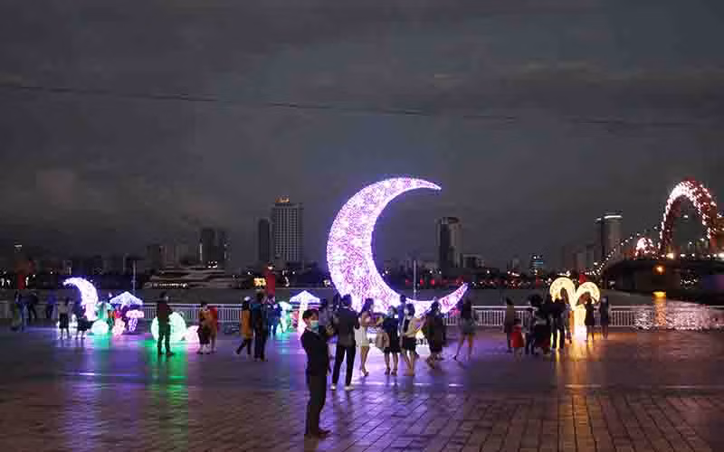 Người dân Đà Nẵng nhẹ nhàng đón năm mới -0