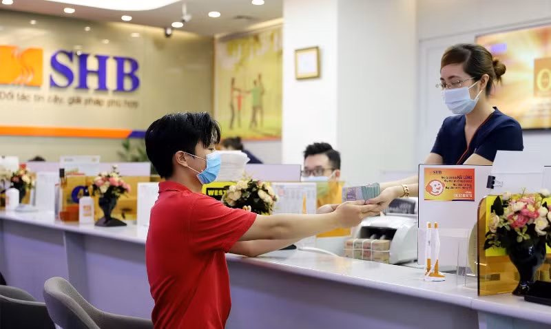 Khách hàng giao dịch tại Ngân hàng SHB.