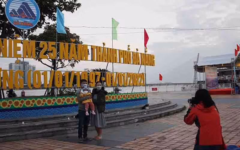 Người dân Đà Nẵng nhẹ nhàng đón năm mới -0
