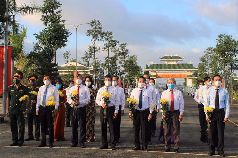 Các đại biểu viếng Nghĩa trang liệt sĩ tỉnh Đồng Nai.