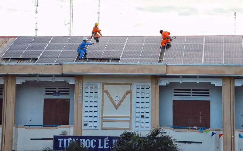 Hệ thống điện áp mái tại trường THCS Trần Quang Khải, xã Cam Phước Tây, huyện Cam Lâm, Khánh Hòa.