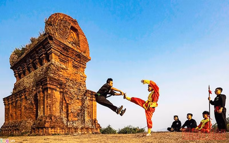 Biểu diễn võ Bình Định.