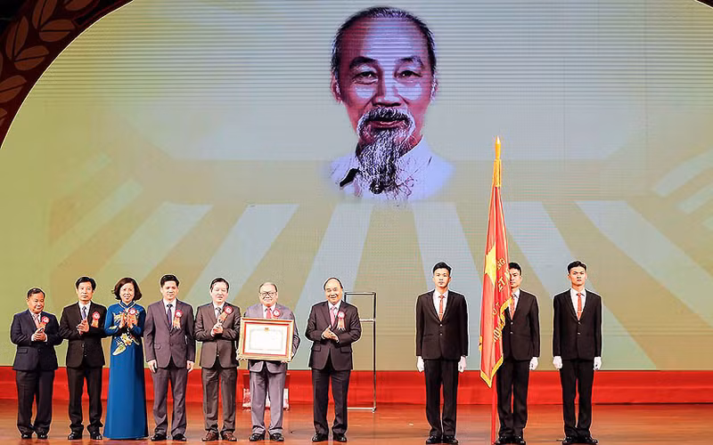 Thủ tướng Chính phủ Nguyễn Xuân Phúc trao Huân chương Hồ Chí Minh tặng Hội Nông dân Việt Nam. (Ảnh: TRẦN HẢI)