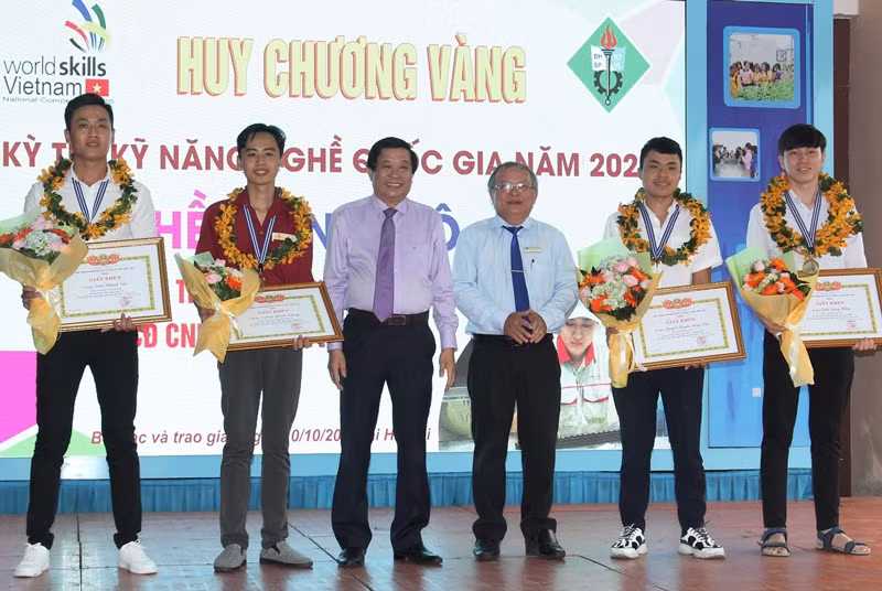 Phó Bí thư Thường trực Tỉnh ủy Vĩnh Long, Bùi Văn Nghiêm trao bằng khen cho các thí sinh đoạt HCV tay nghề quốc gia, chiều 11-10.