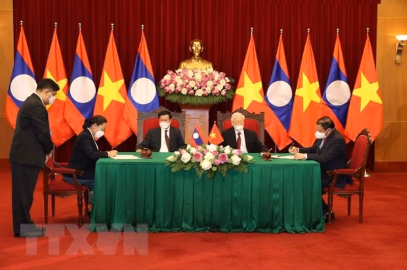 Lễ ký kết Kế hoạch hợp tác văn hóa nghệ thuật và du lịch giữa Bộ Văn hóa Thể thao và Du lịch Việt Nam và Bộ Thông tin Văn hóa và Du lịch Lào. (Ảnh: TTXVN)