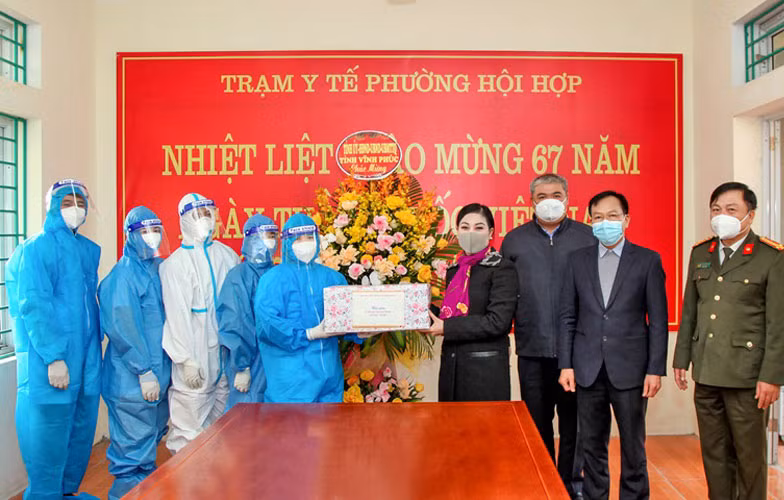 Bí thư Tỉnh ủy Hoàng Thị Thúy Lan tặng quà động viên cán bộ y tế phường Hội Hợp, thành phố Vĩnh Yên.