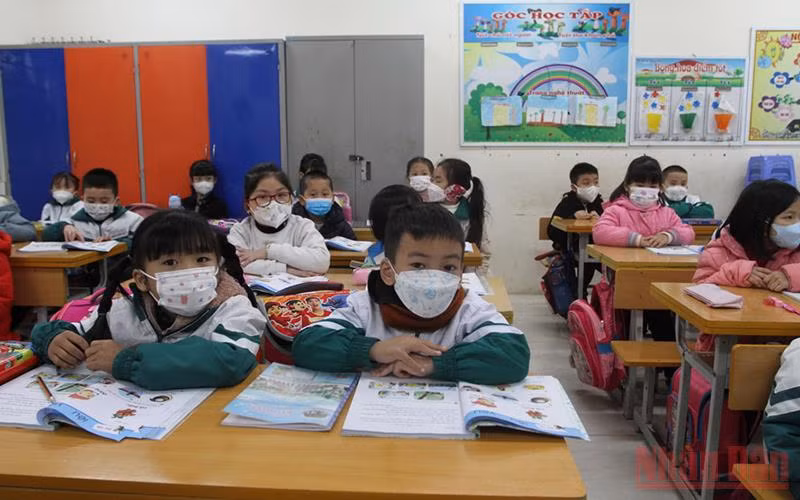 Từ ngày 6/4, tất cả học sinh tiểu học và lớp 6 tại Hà Nội sẽ quay trở lại trường học trực tiếp.