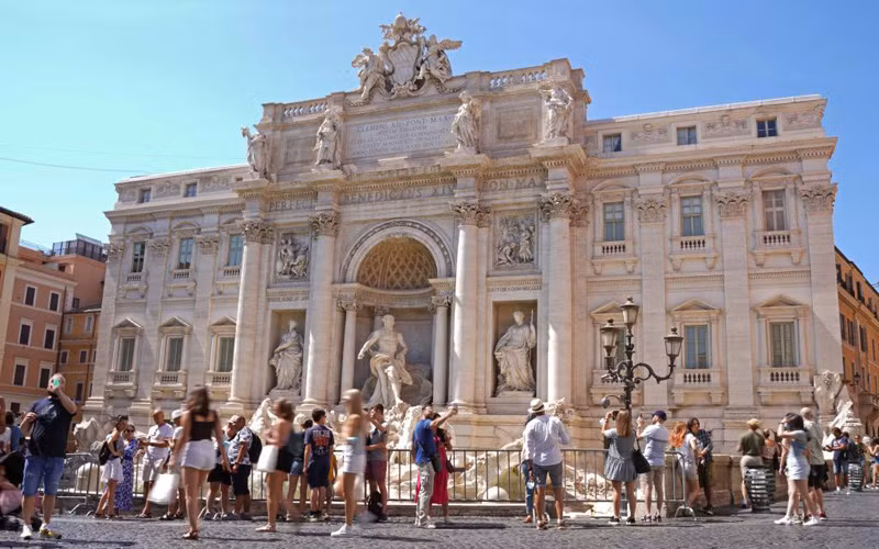 Du khách tại Đài phun nước Trevi ở Rome, Italy hôm 11-7 (Ảnh: Xinhua)