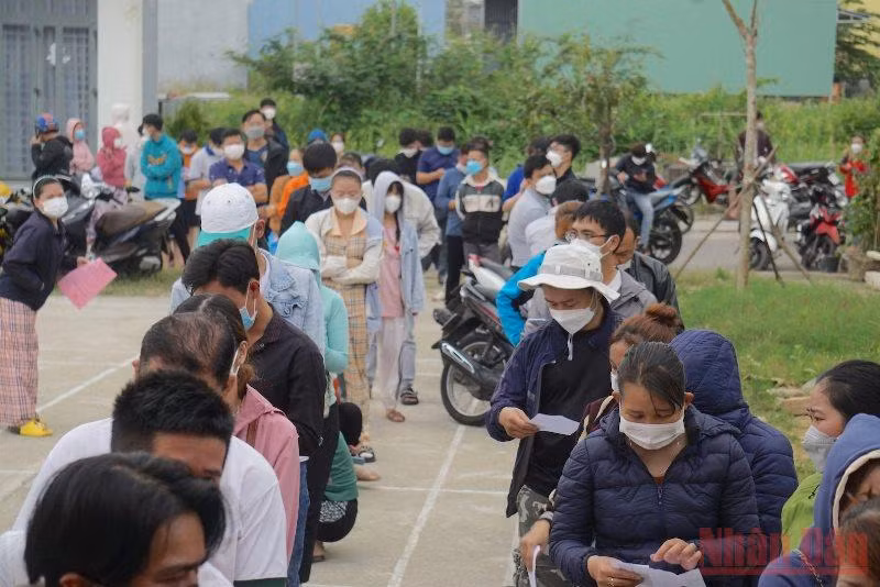 Người dân Đà Nẵng đến trạm y tế làm thủ tục liên quan F0 vào sáng 7/3.