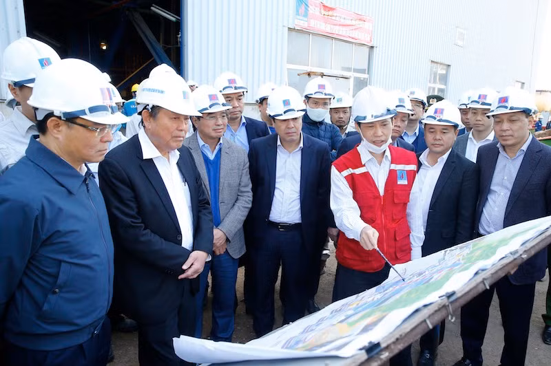 Phó Thủ tướng Thường trực Chính phủ Trương Hòa Bình (thứ hai từ trái sang) nghe Ban Quản lý dự án Nhà máy Nhiệt điện Thái Bình 2 báo cáo tiến độ xây dựng nhà máy. (Ảnh: VGP/Lê Sơn)
