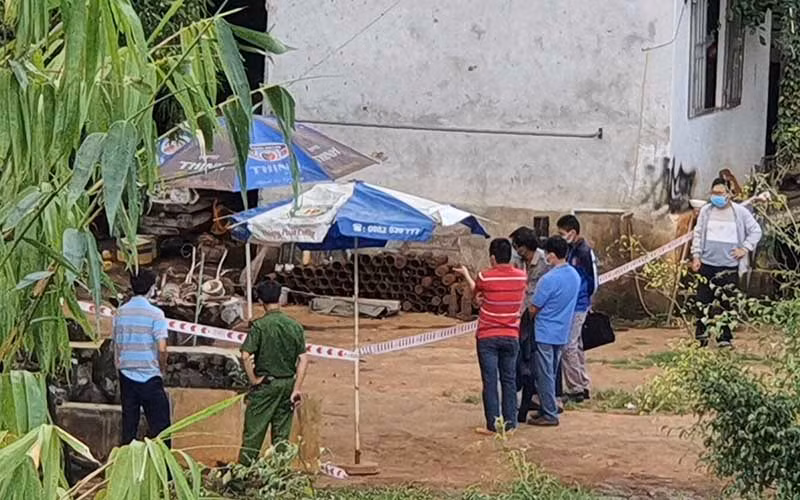 Lực lượng chức năng có mặt tại nhà ông Minh điều tra nguyên nhân gây ra vụ nổ. 