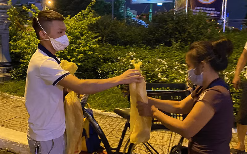 Anh Đặng Minh Trí trao quà từ thiện cho người khó khăn ở thành phố Hồ Chí Minh.