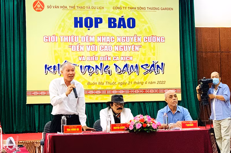 Giám đốc Sở Văn hóa, Thể thao và Du lịch tỉnh Đắk Lắk Thái Hồng Hà giới thiệu đêm nhạc tri ân nhạc sĩ Nguyễn Cường “Đến với Cao nguyên” và biểu diễn ca kịch “Khát vọng Dam Săn”.