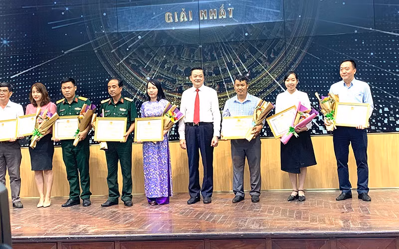 Lãnh đạo UBND thành phố Cần Thơ trao giải Nhất cho các tác giả đạt giải.