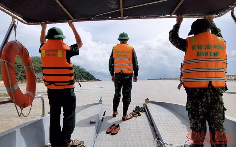 Lực lượng biên phòng đang nỗ lực tìm kiếm ngư dân bị sóng cuốn trôi mất tích.