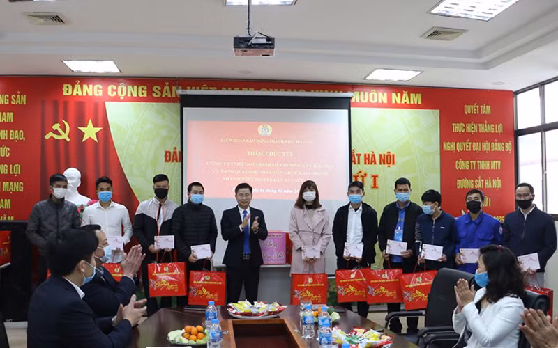 Chủ tịch Liên đoàn Lao động TP Hà Nội Nguyễn Phi Thường tặng quà cho người lao động khó khăn. Ảnh: Ngọc Ánh.