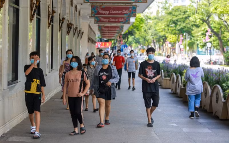 Hà Nội kết hợp tuyên truyền với xử lý nghiêm các trường hợp không đeo khẩu trang nơi công cộng để nâng cao ý thức người dân trong phòng, chống dịch Covid-19.