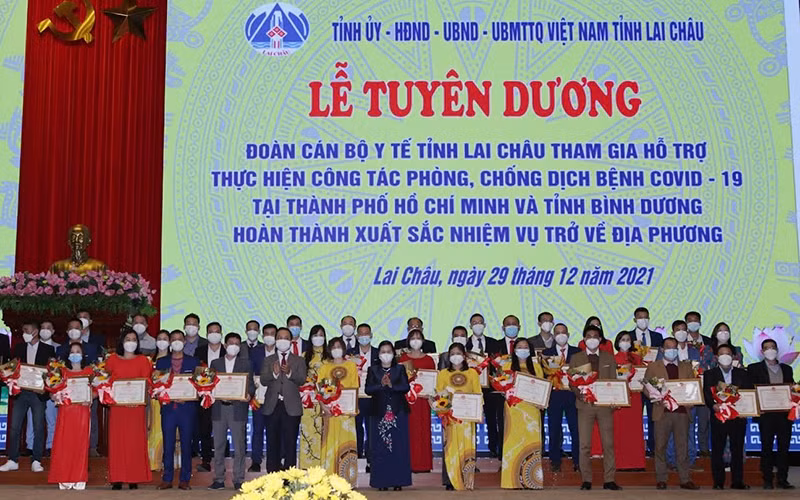 Lãnh đạo tỉnh Lai Châu tặng bằng khen cho các cán bộ đi hỗ trợ các tỉnh miền nam chống dịch trở về.