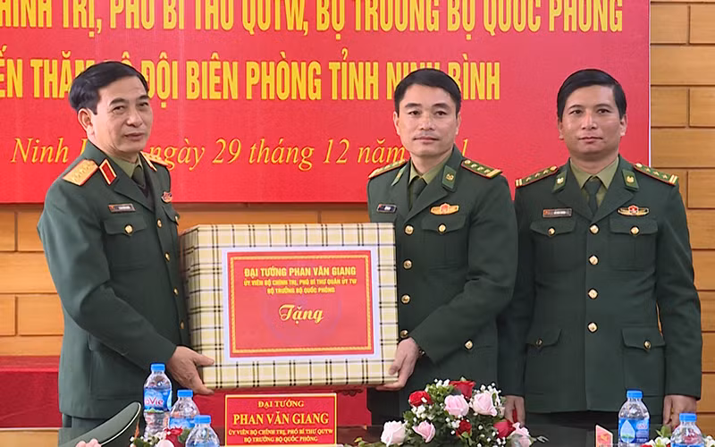 Đại tướng Phan Văn Giang, Ủy viên Bộ Chính trị, Phó Bí thư Quân ủy Trung ương, Bộ trưởng Quốc phòng thăm Bộ chỉ huy Bộ đội Biên phòng Ninh Bình.