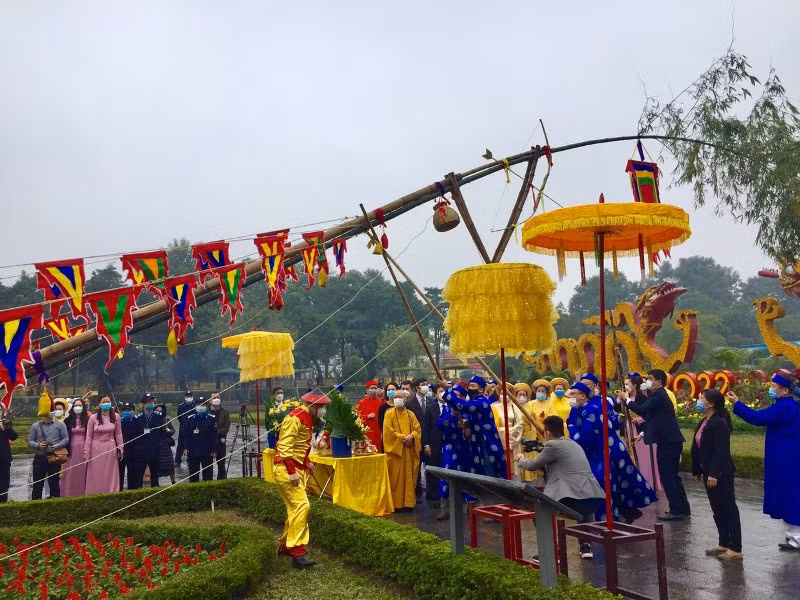 Dựng cây nêu đón Tết ở Hoàng thành Thăng Long -0