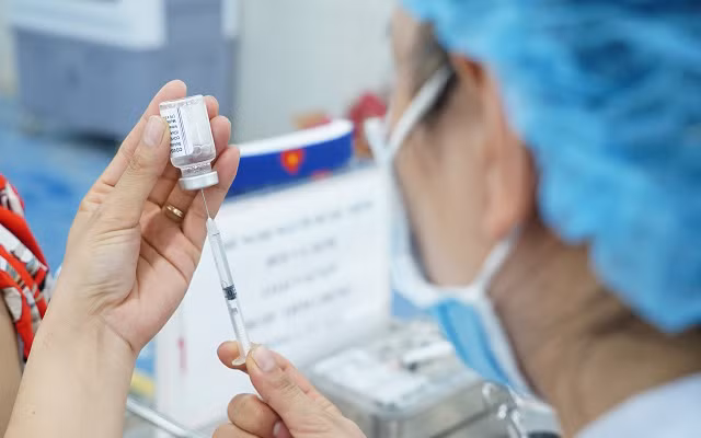 Buộc thôi việc một công chức vì tiêu cực liên quan đến tiêm vaccine
