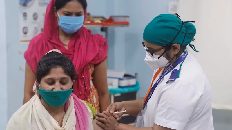 Ảnh tư liệu: Một nhân viên y tế được tiêm vaccine Covid-19 AstraZeneca, tại một trung tâm y tế ở Mumbai, Ấn Độ, ngày 19/1/2021. (Ảnh: Reuters)