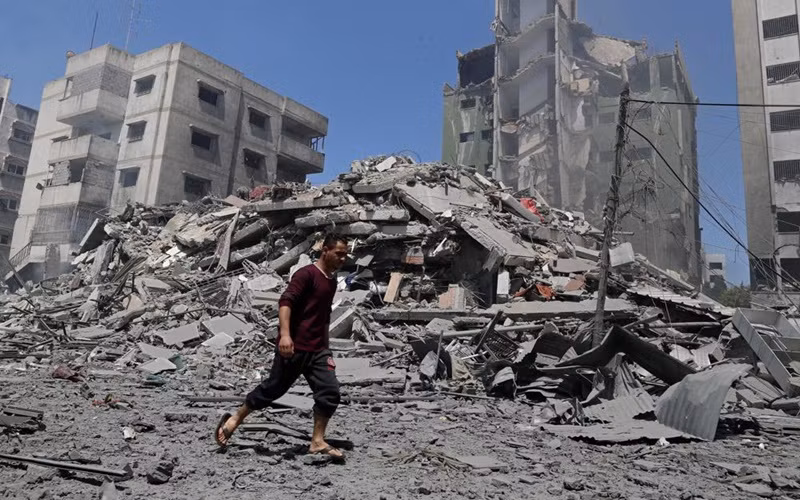 Một tòa chung cư tại TP Gaza bị phá hủy sau cuộc không kích của Israel, ngày 16-5. (Ảnh: AP)
