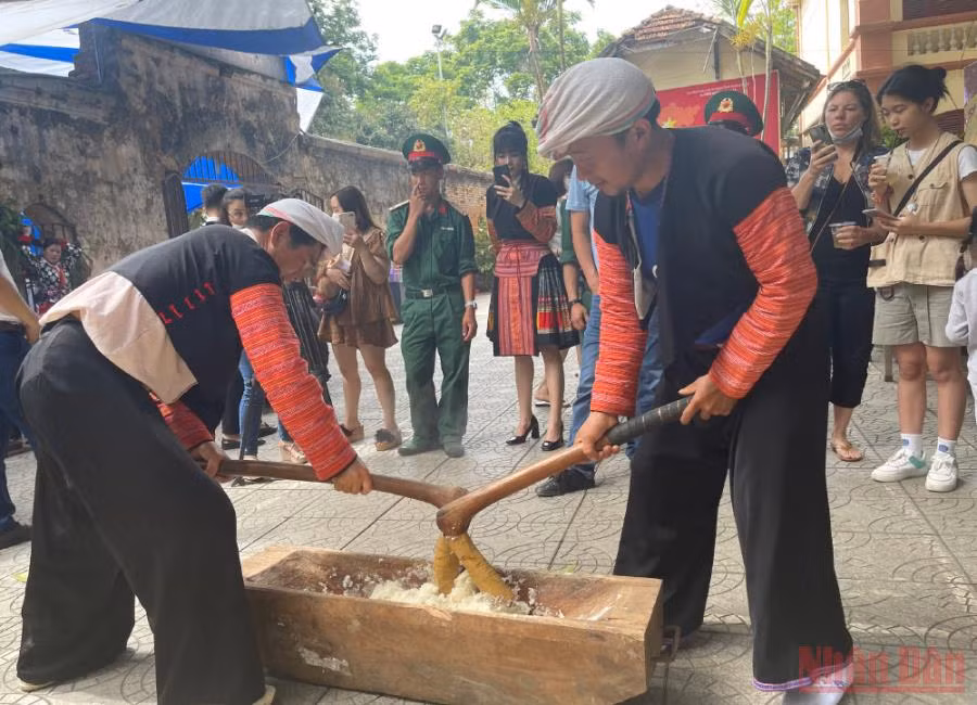 Tổ chức dã bánh dày tại buổi lễ trải nghiệm văn hóa dân tộc H’Mông. 
