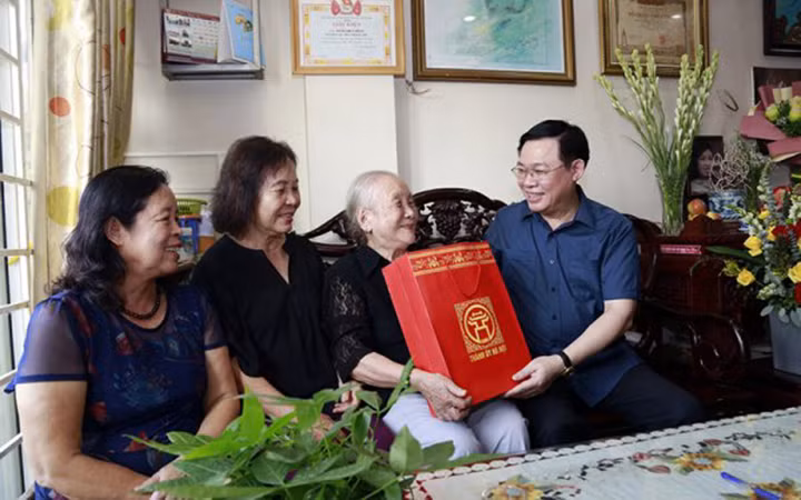Bí thư Thành ủy Hà Nội thăm và tặng quà cụ Doãn Thị Ngọc Trâm (mẹ liệt sĩ Đặng Thuỳ Trâm). Ảnh: DUY LINH