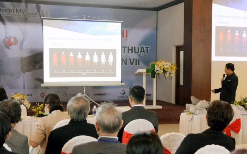 Chuyên gia trình bày đề tài tại Hội nghị.