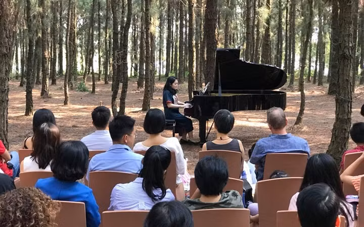 Trang Trịnh trong concert giữa rừng.