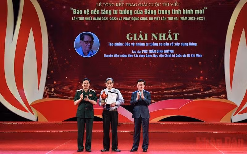 Thường trực Ban Bí thư Võ Văn Thưởng và Đại tướng, Bộ Trưởng Quốc phòng Phan Văn Giang trao giải nhất cho PGS,TS Trần Đình Huỳnh.