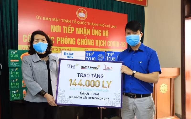 Tập đoàn TH trao tặng những ly sữa, nước trái cây đến tuyến đầu chống dịch và người dân đang cách ly tỉnh Hải Dương.
