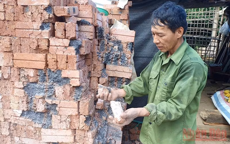 Hơn 18 nghìn viên gạch ông Lưu Văn Mạnh mua về chỉ cần dùng tay xoa là đã bở rời, vụn ra.