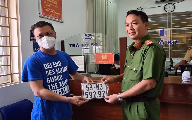 Người dân xã Vĩnh Lộc B, huyện Bình Chánh đăng ký thành công biển số xe máy tại trụ sở UBND xã. 