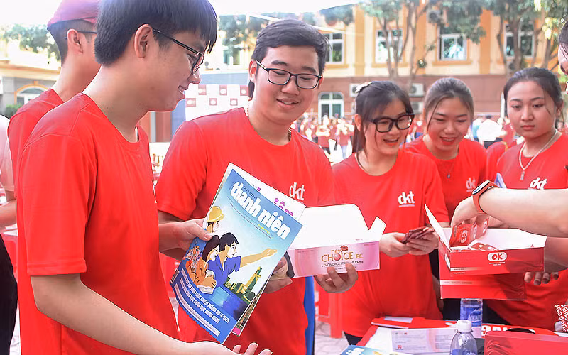 Bạn trẻ Nghệ An hào hứng tìm hiểu tài liệu tuyên truyền sức khỏe sinh sản, nhận bao cao su và thuốc tránh thai miễn phí từ “Hành trình SV – OK”.