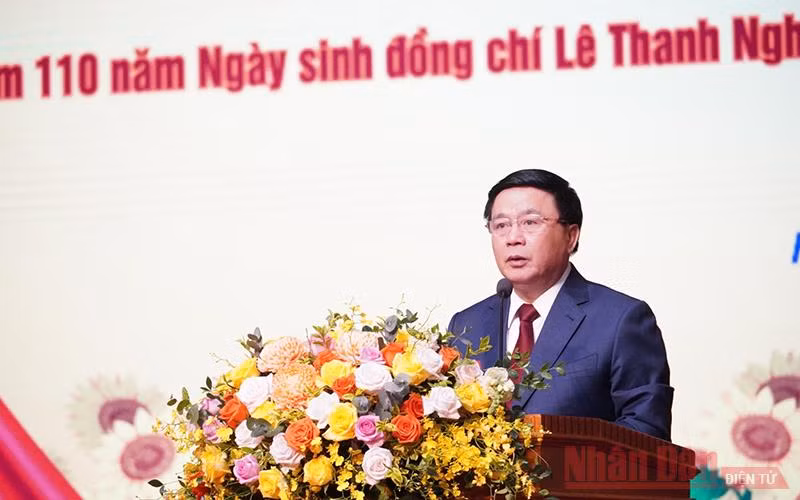 Đồng chí Nguyễn Xuân Thắng, Ủy viên Bộ Chính trị, Giám đốc Học viện Chính trị quốc gia Hồ Chí Minh, Chủ tịch Hội đồng Lý luận T.Ư phát biểu tại hội thảo.