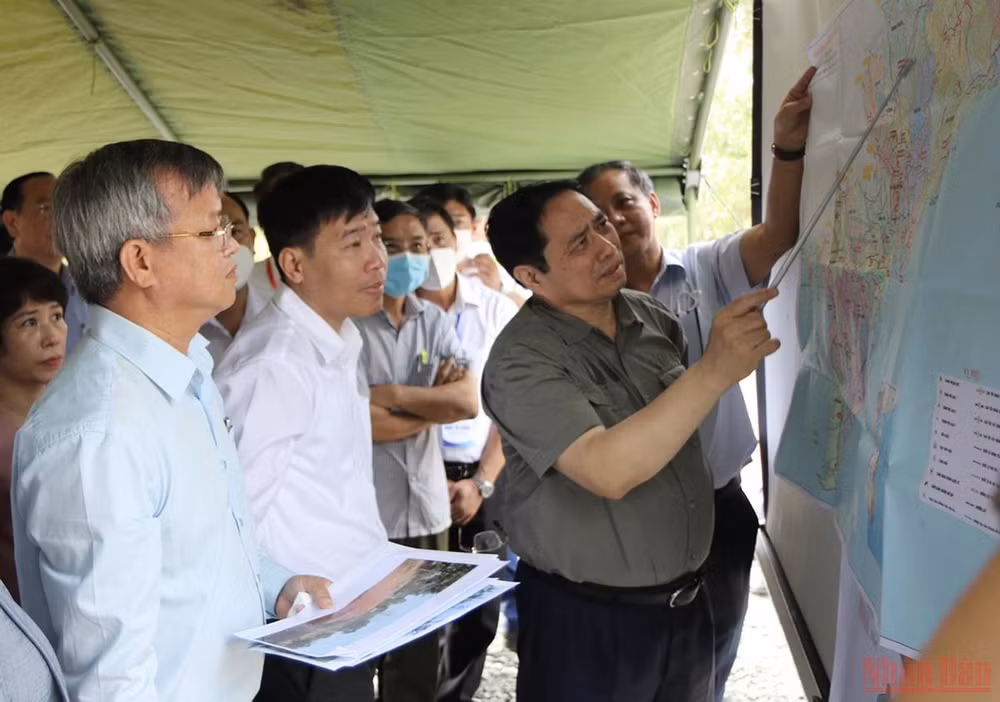 Thủ tướng Phạm Minh Chính thị sát khu vực cầu Mã Đà ở huyện Đồng Phú, tỉnh Bình Phước.