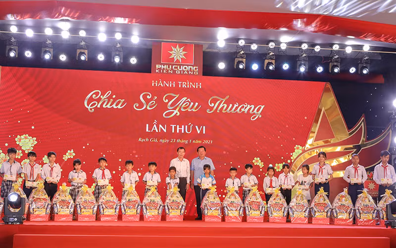 Tặng học bổng cho hoc sinh nghèo hiếu học.