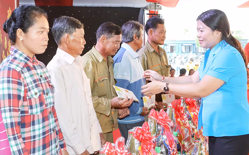 Tặng hơn 4,2 tỷ đồng tiền quà Tết cho người nghèo ở Kiên Giang -0