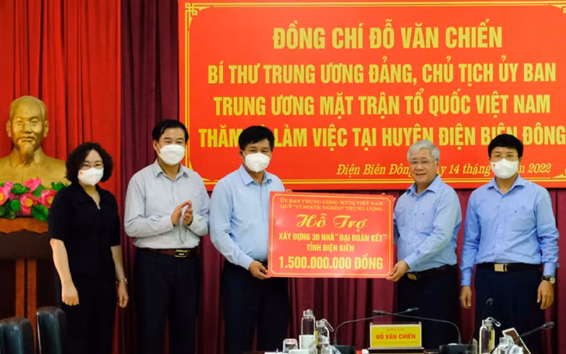 Đồng chí Đỗ Văn Chiến trao 1,5 tỷ đồng làm nhà đại đoàn kết cho người nghèo Điện Biên Đông, tỉnh Điện Biên.