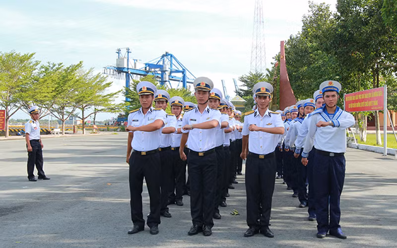 Luyện tập điều lệnh đội ngũ đội hình tàu. Ảnh: XUÂN NINH