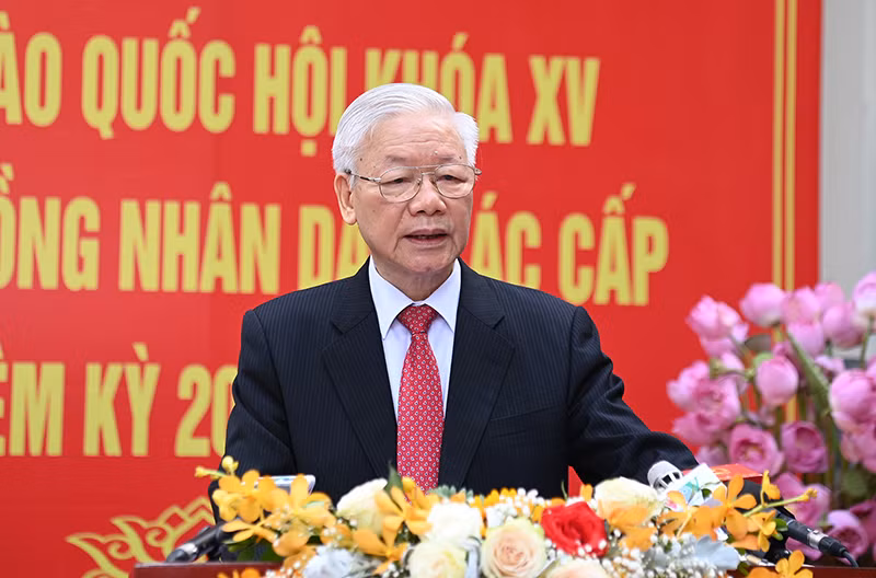 Tổng Bí thư Nguyễn Phú Trọng trả lời phỏng vấn báo chí tại khu vực bỏ phiếu số 4, phường Nguyễn Du, quận Hai Bà Trưng, TP Hà Nội. (Ảnh: ĐĂNG KHOA)