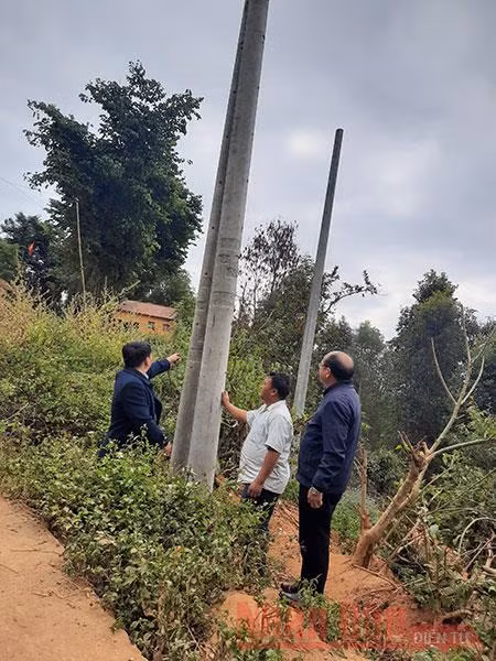 Cột chôn đầu bản, điện treo nơi nào? -0