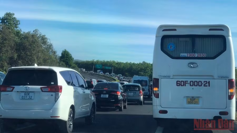Ùn tắc trên tuyến cao tốc TP Hồ Chí Minh-Long Thành-Dầu Giây, đoạn qua địa phận tỉnh Đồng Nai.