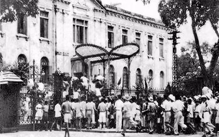 Ngày 19/8/1945, sau cuộc mít-tinh tại Quảng trường Nhà hát Lớn, quần chúng nhân dân Thủ đô đã đánh chiếm Bắc Bộ phủ, cơ quan đầu não của chính quyền tay sai Pháp ở Bắc Bộ. Ảnh tư liệu